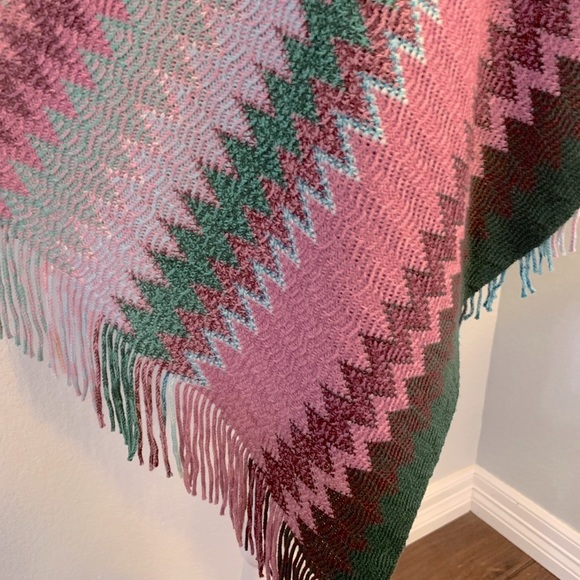 VINTAGE VEGAN BOHO HOODED TASSEL DBL-TOGGLE PONCHO - Picture 3 of 3